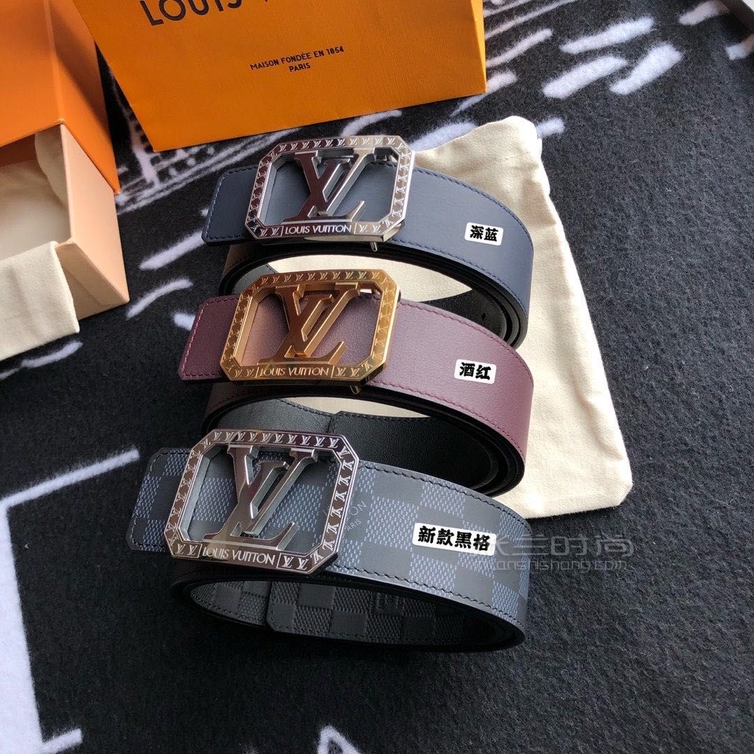 LV  lnitiales 40毫米腰帶以雙面風尚演繹兩式經(jīng)典Monogram帆布展現(xiàn)路易威登美感之精髓，牛皮詮釋低調典雅的氣質。LV字母搭扣令此款百搭設計和你臻完美.jpg