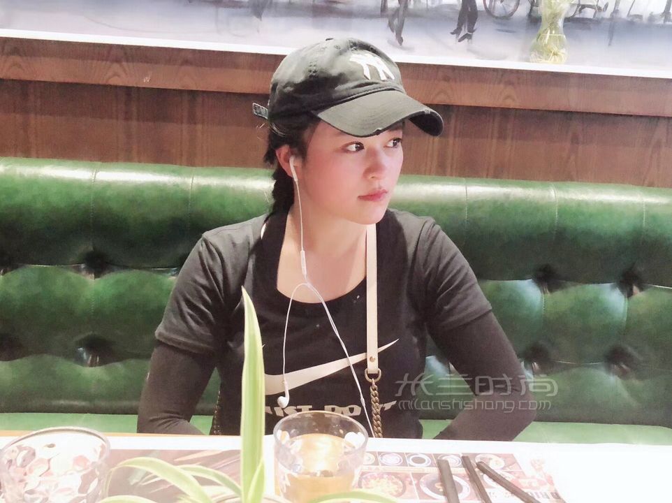 “我寧愿一年花四萬塊去旅游也沒有想過買奢侈品包包?！边@是我曾經(jīng)在驢友群