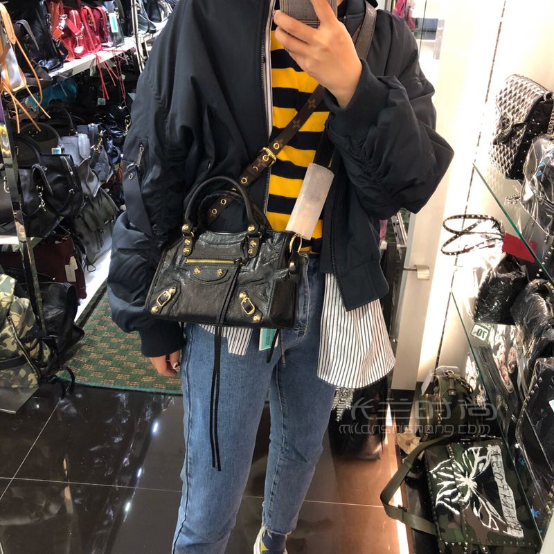 到香港買包包的‘奢侈品奧萊’ 香港作為一個(gè)大家觀念里的購(gòu)物天堂