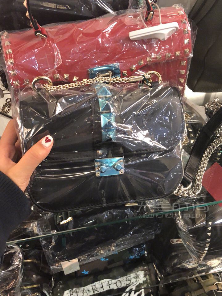 到香港買包包的‘奢侈品奧萊’ 香港作為一個(gè)大家觀念里的購(gòu)物天堂 (4)