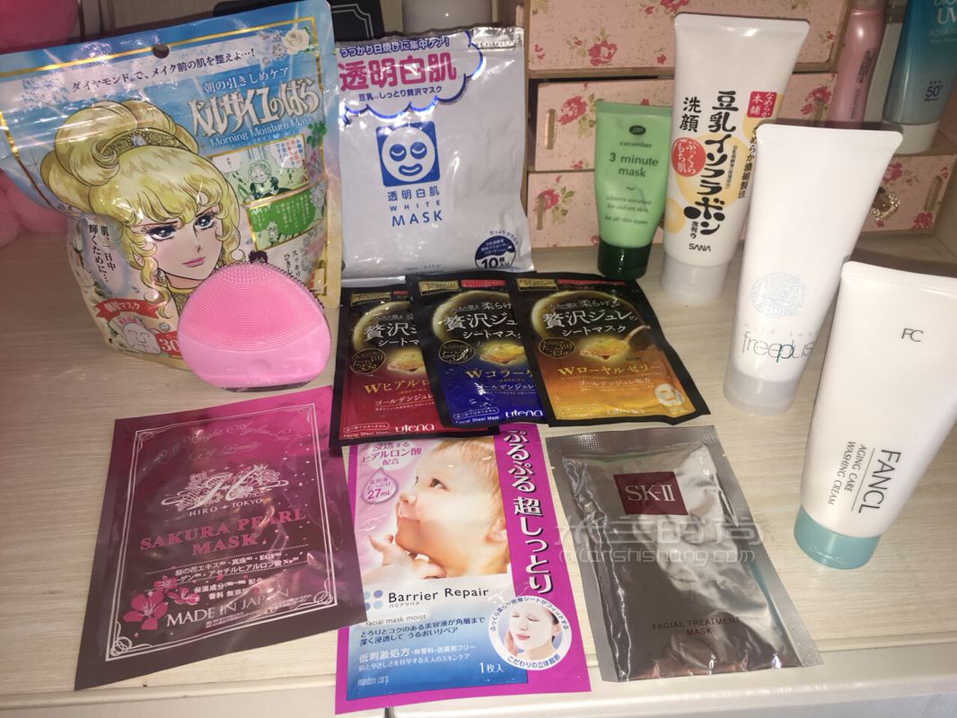 大三狗的化妝桌。你用你的奢侈品我做我的大三狗不是很貴但是好用安排！ (3)
