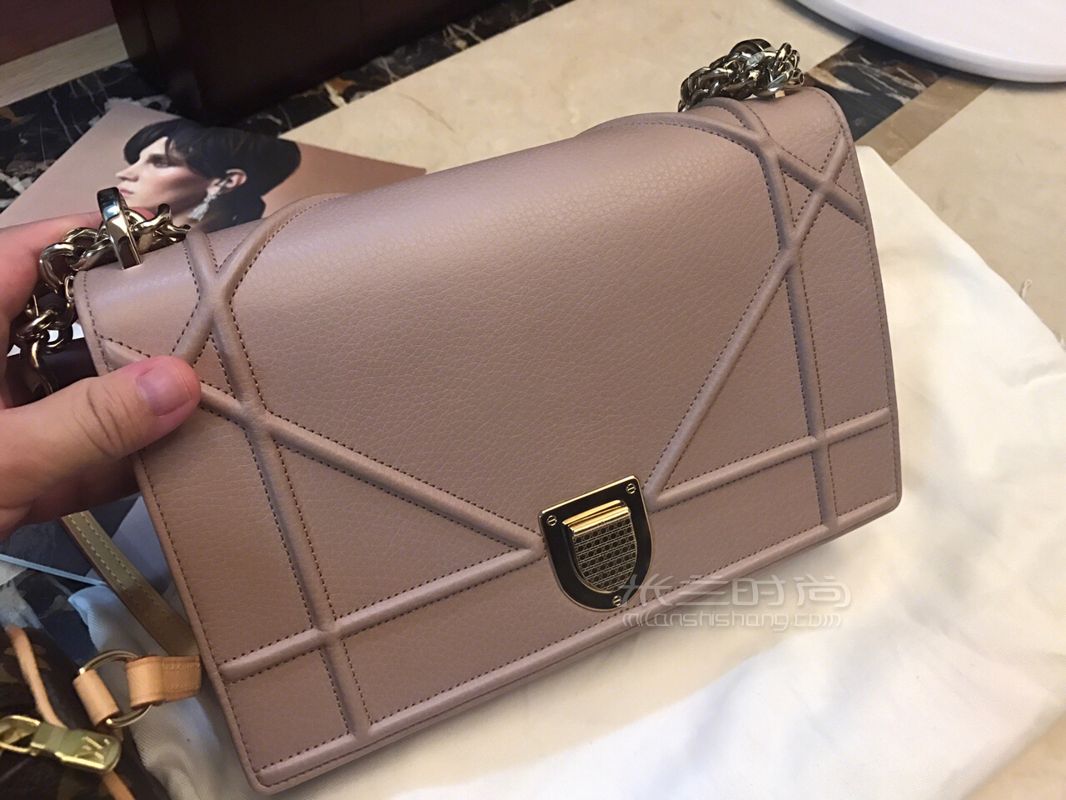 細數(shù)這兩三年買過的包包 開始買奢侈品包包是在畢業(yè)之后上學(xué)的時候都隨便買 (3)
