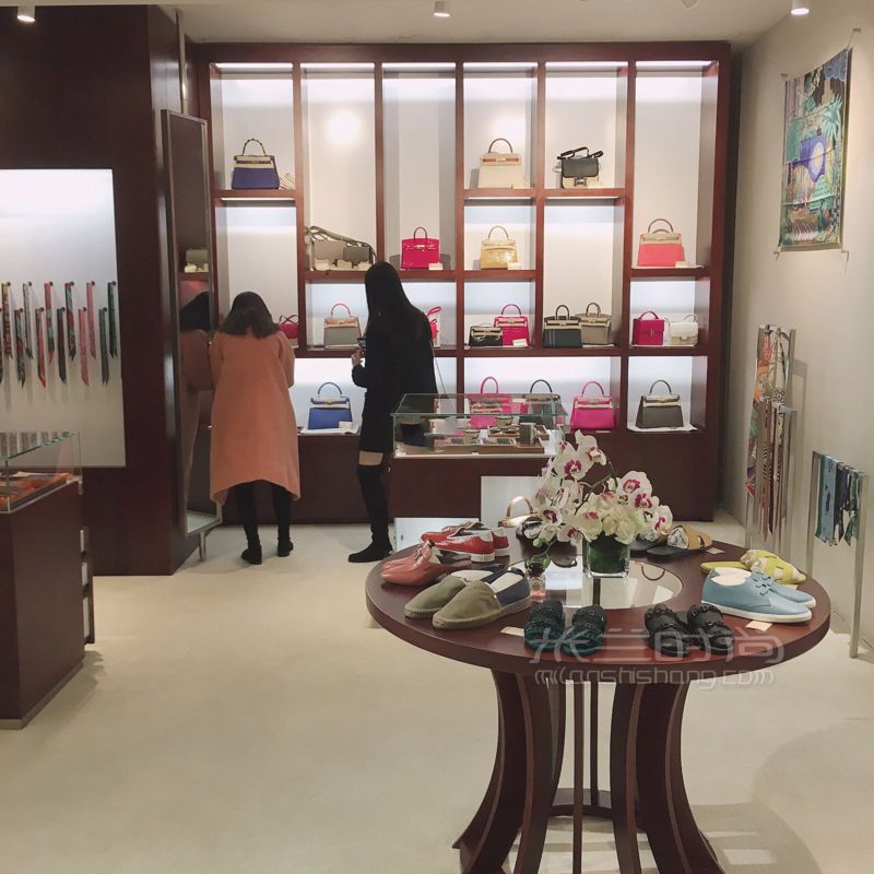 上海世貿(mào)商城高價回收奢侈品高價回收二手奢侈品里面二手全新款式都有。店內(nèi) (9)