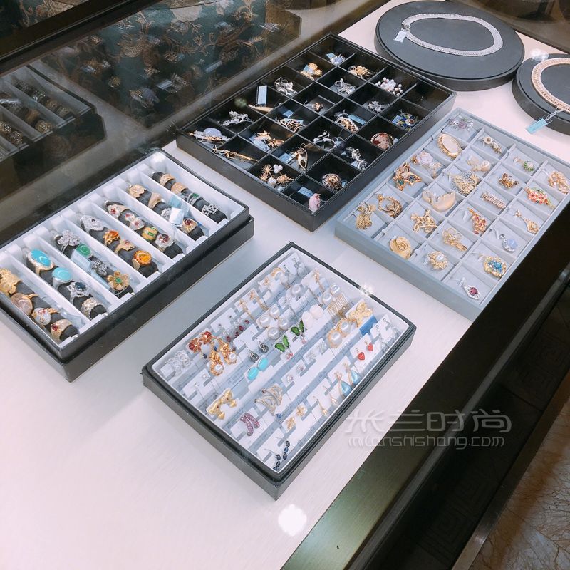 上海世貿(mào)商城高價回收奢侈品高價回收二手奢侈品里面二手全新款式都有。店內(nèi) (4)