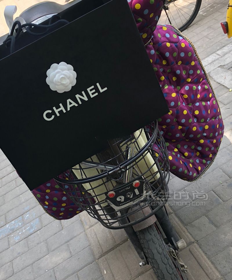 騎電動(dòng)車(chē)背的包包就是假的開(kāi)著奔馳、寶馬、奧迪假的也會(huì)變真的？