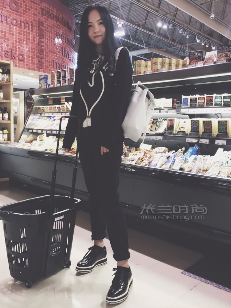 Mansur包包Lanvin衛(wèi)衣Prada厚底鞋 (2)