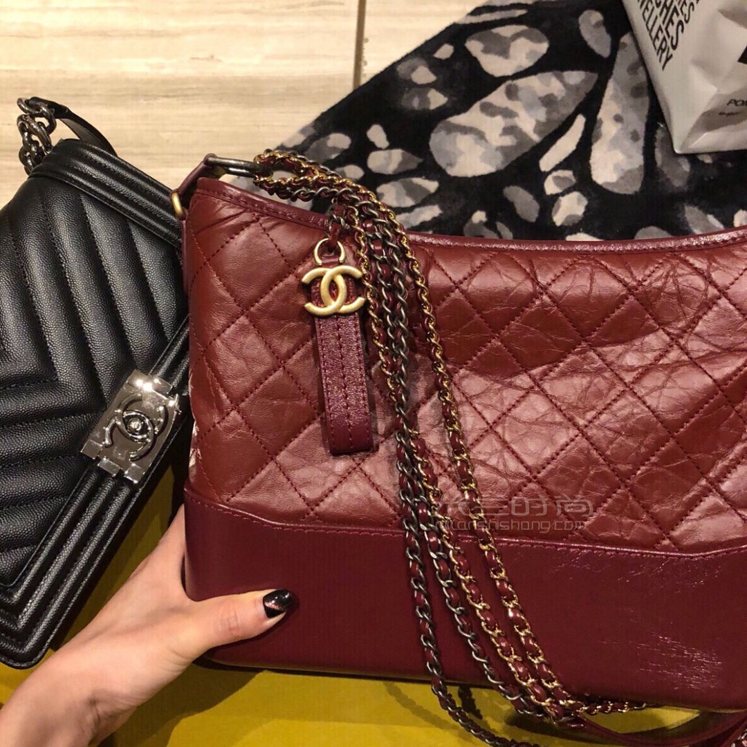 Chanel 香奈兒流浪包 尤其是喜歡黑白色的必看 這款香奈兒包包算最平價的香 (9)