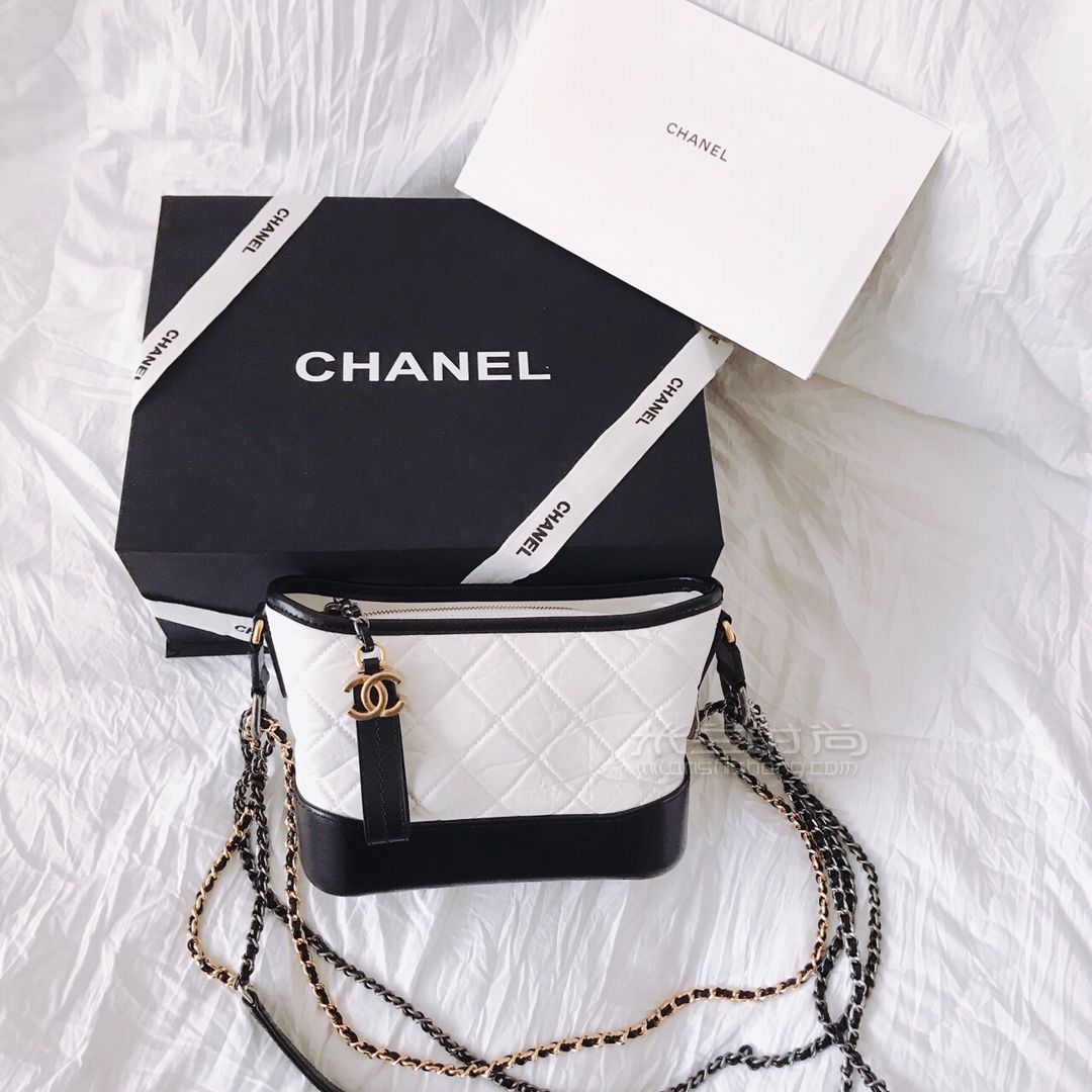 Chanel 香奈兒流浪包 尤其是喜歡黑白色的必看 這款香奈兒包包算最平價的香 (1)