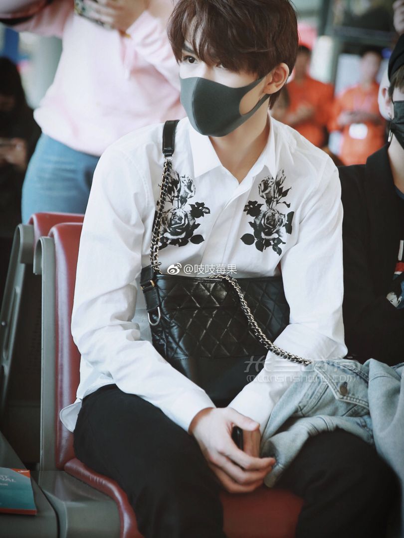 Chanel 香奈兒流浪包 尤其是喜歡黑白色的必看 這款香奈兒包包算最平價的香 (6)