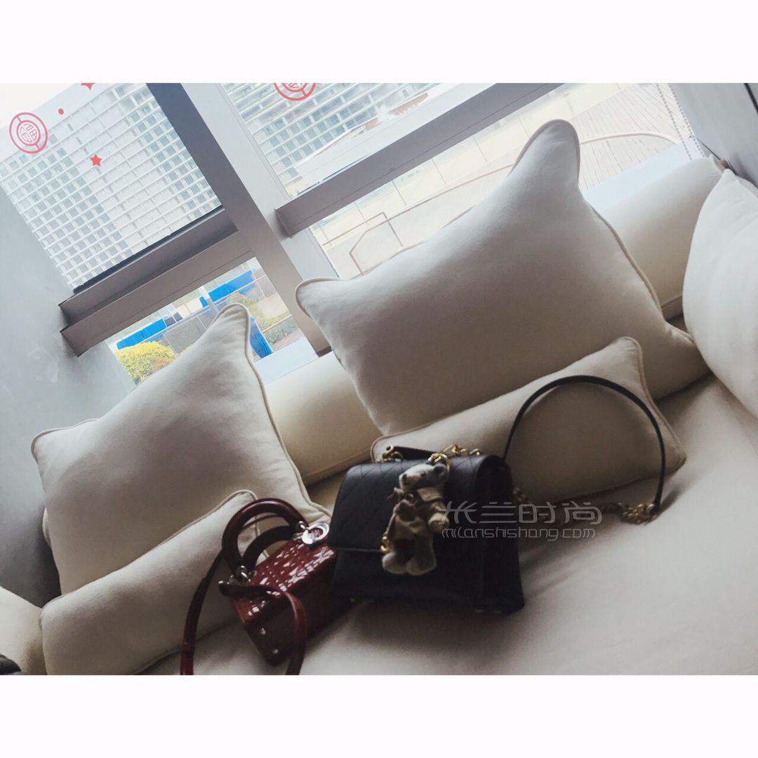 香奈兒包 老公送的新包包 說是2019年新款怕買到重復(fù)的就幫我買了新款 (6)
