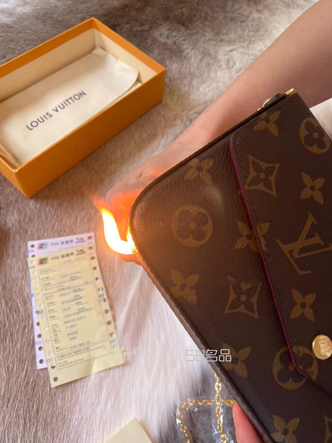 lv入門(mén)級(jí)別我選三合一信封包。,lv中款按扣錢(qián)包_10