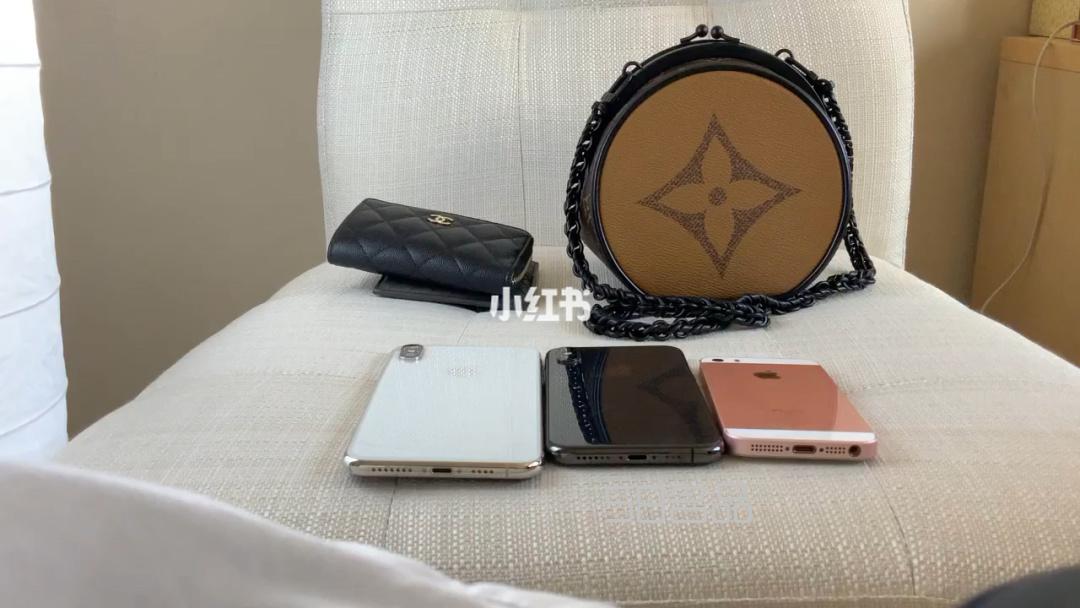 Lv 新圓餅包到底能不能放下手機(jī),正品lv包邊開(kāi)膠_1