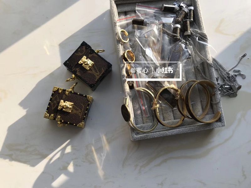 Lv 拆包 藍(lán)牙耳機(jī)盒 近期爆款,范思哲 比lv貴_9
