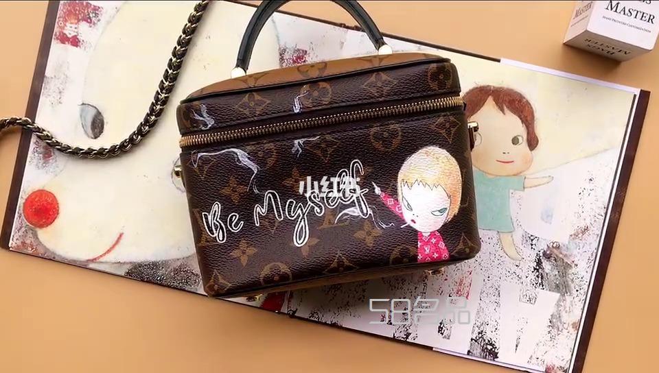 LV秀款Vanity鏈條包手繪奈良美智,lv錢夾質(zhì)量_1