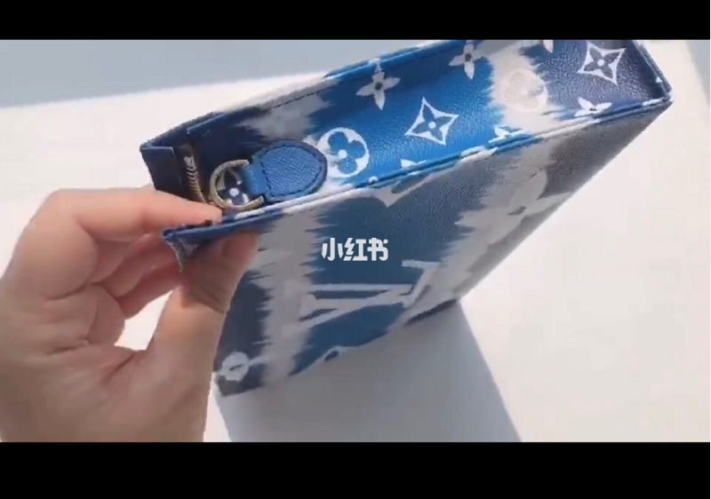 誰能告訴我 LV 2020盥洗包到底有沒有這款,lv m40146_9