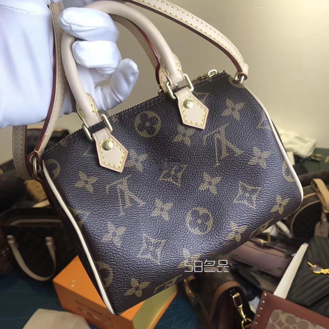 LV這個(gè)小枕頭包真的很適合夏天穿著小裙子背既小巧又可愛愛了愛了。小仙女必,lv2016走秀包_1