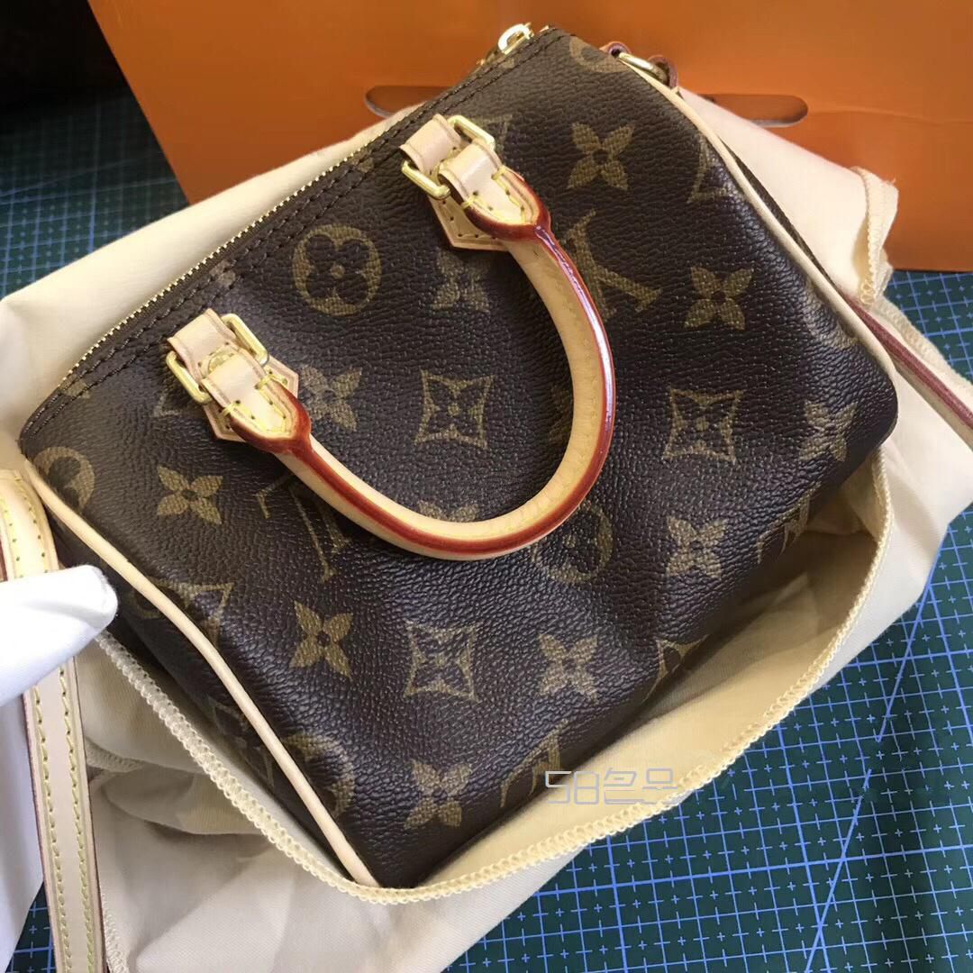 LV這個(gè)小枕頭包真的很適合夏天穿著小裙子背既小巧又可愛愛了愛了。小仙女必,lv2016走秀包_5
