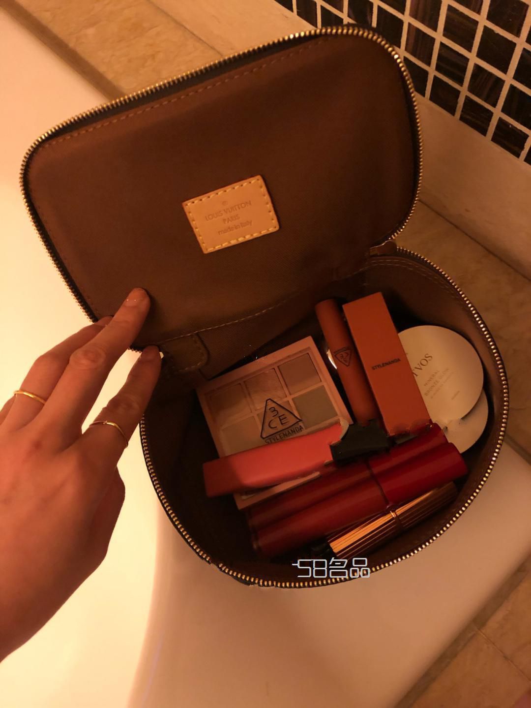 lv這兩個(gè)化妝包不要太好用了小點(diǎn)的那個(gè)還可以當(dāng)手包放隨身帶的小東西蠻不錯(cuò),lv皮帶旗艦店_3