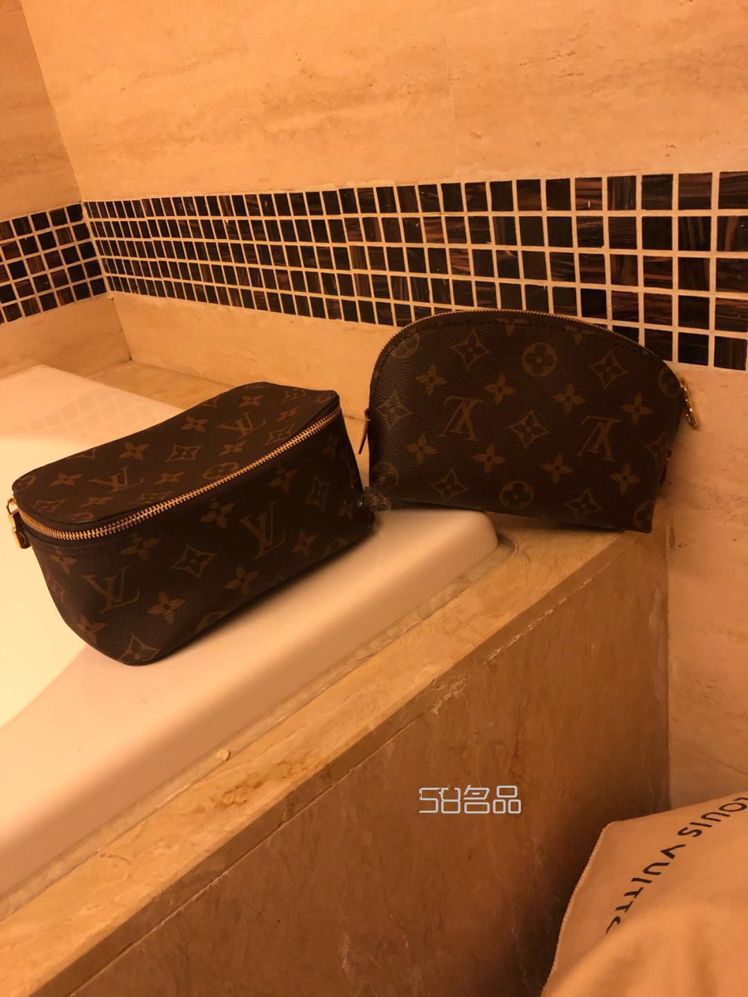 lv這兩個(gè)化妝包不要太好用了小點(diǎn)的那個(gè)還可以當(dāng)手包放隨身帶的小東西蠻不錯(cuò),lv皮帶旗艦店_1