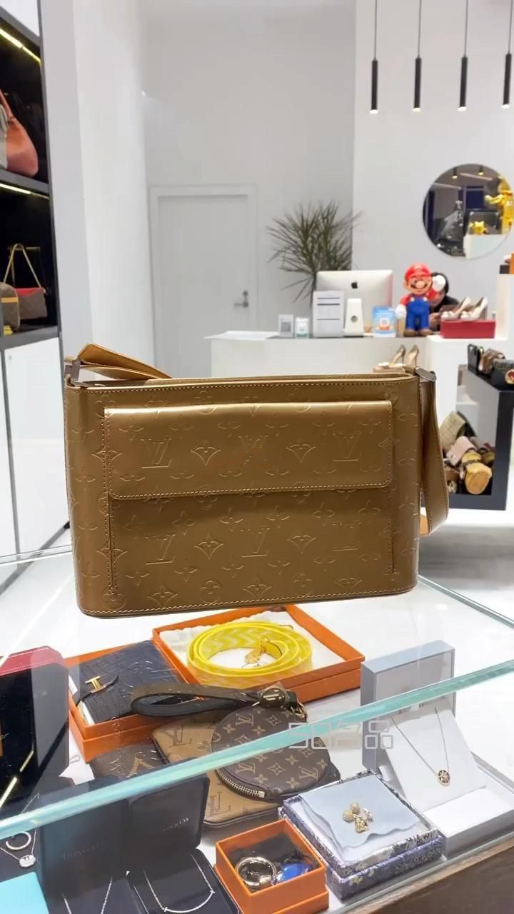 4900就可以買到的全新LV中古腋下包,lv男士板鞋_1