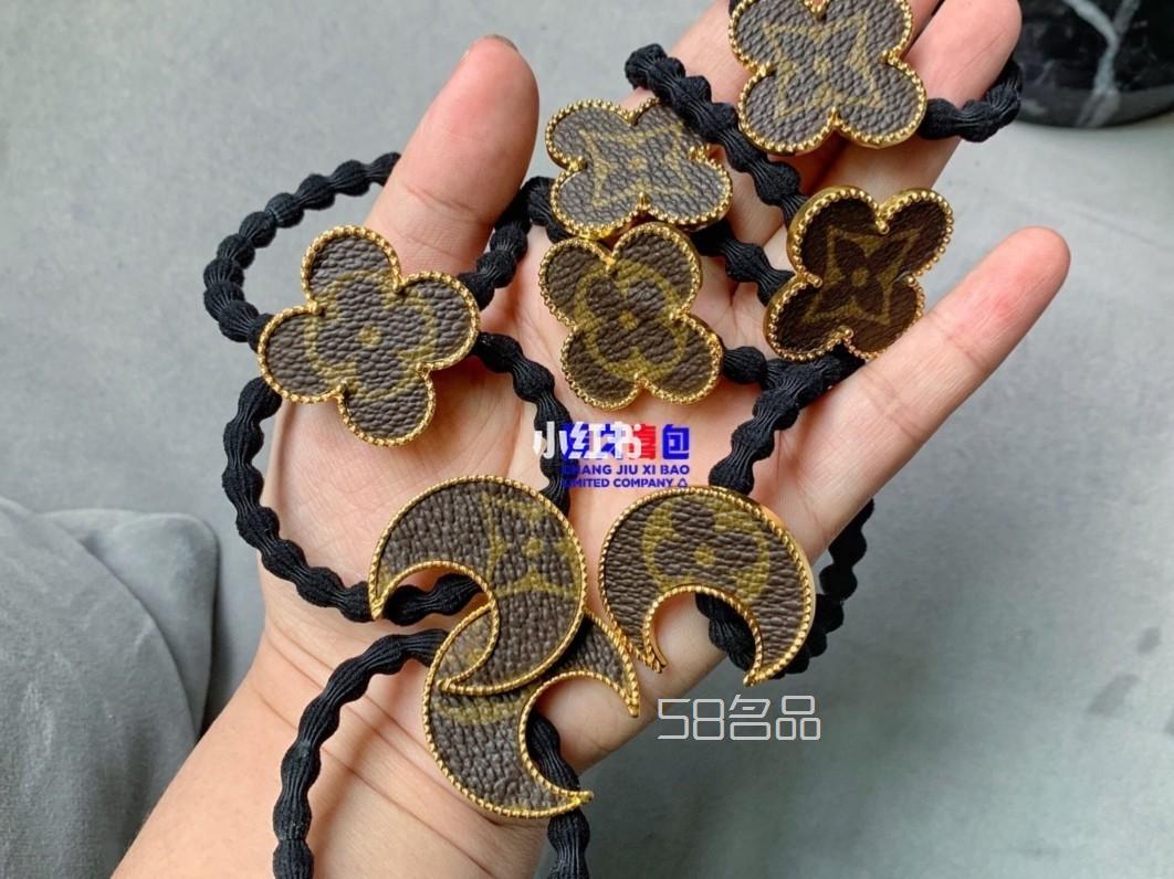 用LV包包裁剪出來的小發(fā)夾！也太特別了吧！,lv的戒指m號對應幾號_1