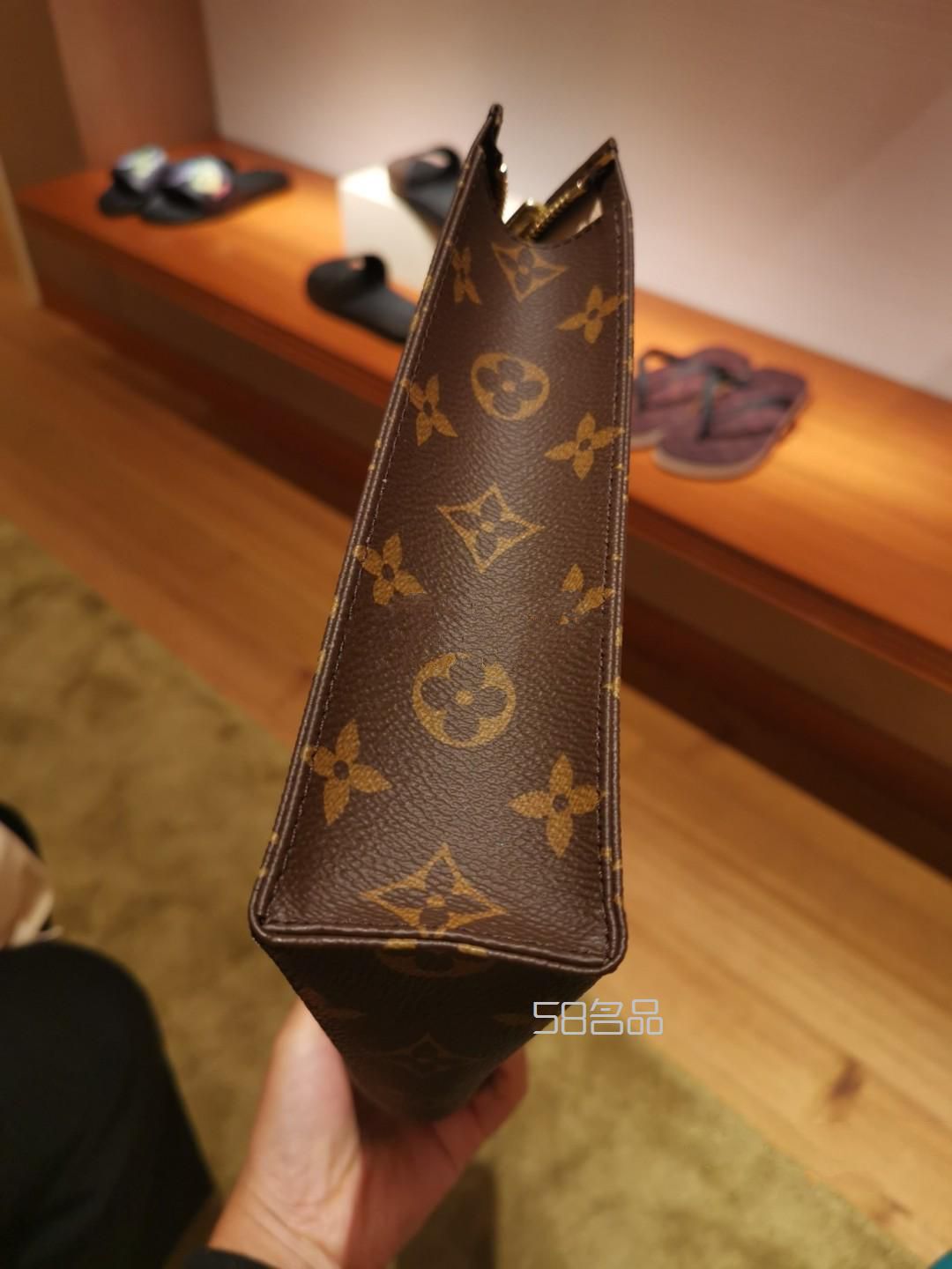 萬年經(jīng)典～LV洗漱包！！,lv棋盤包價(jià)格_3