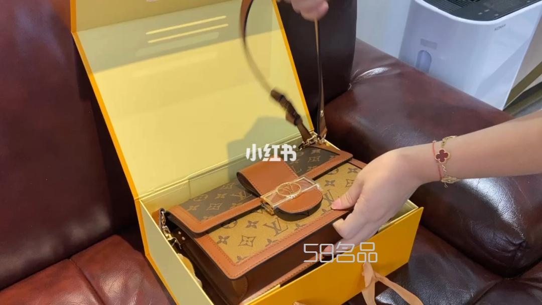 女生拆箱禮盒LV包,lv alma包買什么顏色_1
