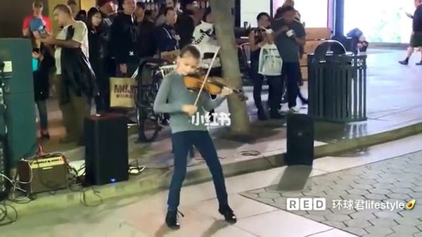 9歲的Karolina是最棒的街頭小提琴手_1