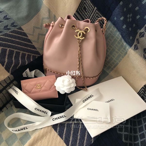 新年新包 chanel2019年春夏新款的粉色水桶包 看到第一眼就喜歡得不得了_1