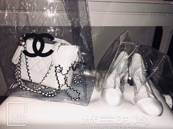 穿著PVC透明靴帶上流浪包_1