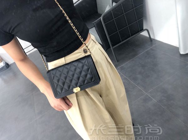 94妹子的第一個(gè)Chanel chanel woc真的是香奈兒包包里面的入門款了。_1