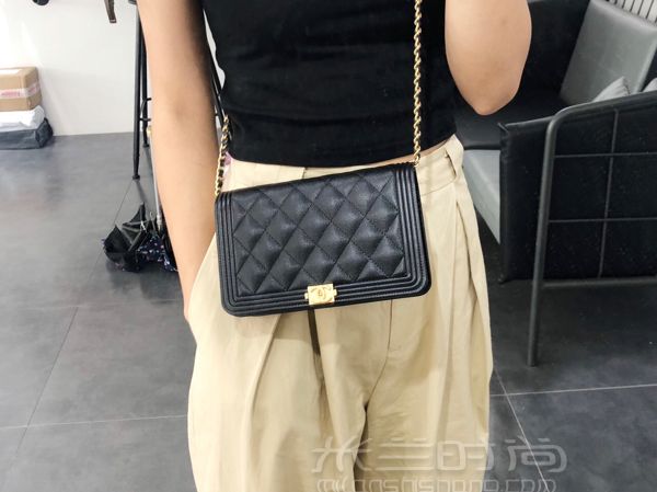 94妹子的第一個(gè)Chanel chanel woc真的是香奈兒包包里面的入門款了。_3