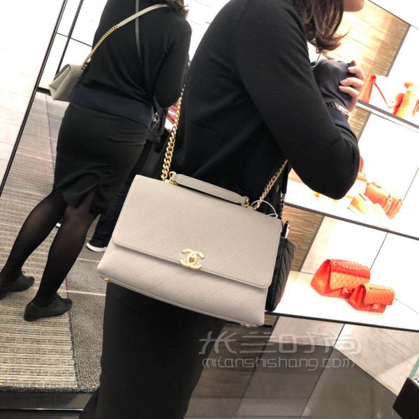 深夜剛喜提全亞洲第一只Chanel2019灰色大號口蓋包。原來看中Coco handle_6