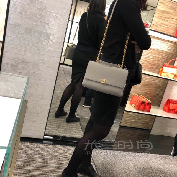 深夜剛喜提全亞洲第一只Chanel2019灰色大號口蓋包。原來看中Coco handle_5