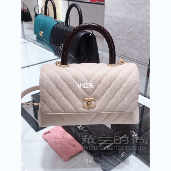 Chanel Coco Handle米白V紋小號(hào)附上身圖_6