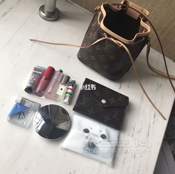 測試下LV nano水桶包的容量 小包包也能裝大東西 毛球是Furla的藕粉色_2