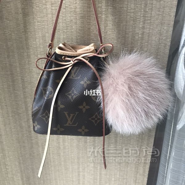 測試下LV nano水桶包的容量 小包包也能裝大東西 毛球是Furla的藕粉色_9