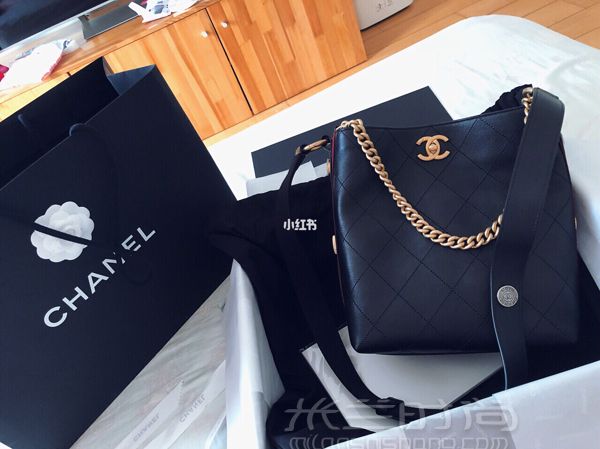 Chanel 水桶包 嬉皮包 這款包18年秋冬新款吧 官網(wǎng)上叫嬉皮包_2