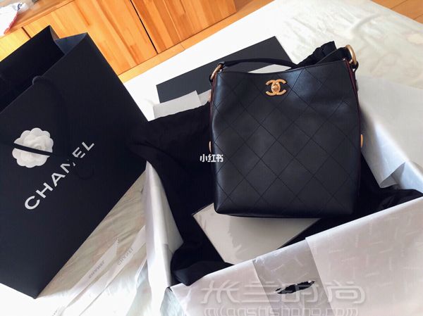 Chanel 水桶包 嬉皮包 這款包18年秋冬新款吧 官網(wǎng)上叫嬉皮包_1