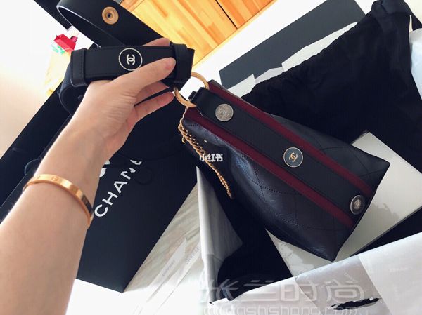 Chanel 水桶包 嬉皮包 這款包18年秋冬新款吧 官網(wǎng)上叫嬉皮包_3