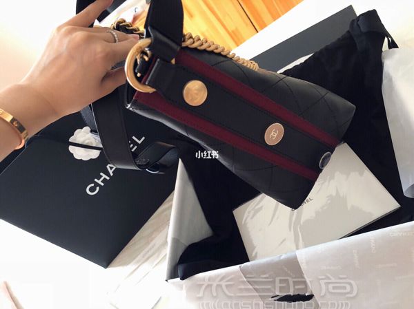 Chanel 水桶包 嬉皮包 這款包18年秋冬新款吧 官網(wǎng)上叫嬉皮包_4