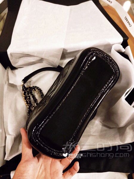 這只Chanel小號(hào)流浪包我是昨天從尼曼的香奈兒專柜抱回的帥哥Sale說(shuō)這只是20_3