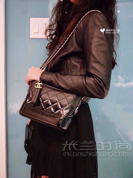 這只Chanel小號(hào)流浪包我是昨天從尼曼的香奈兒專柜抱回的帥哥Sale說(shuō)這只是20_5
