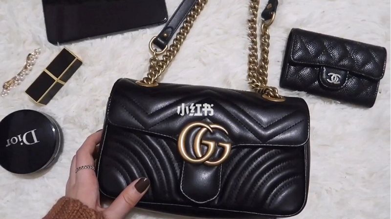 Gucci包包marmont mini 經(jīng)典復(fù)古黑金 古馳容量怎么樣_1