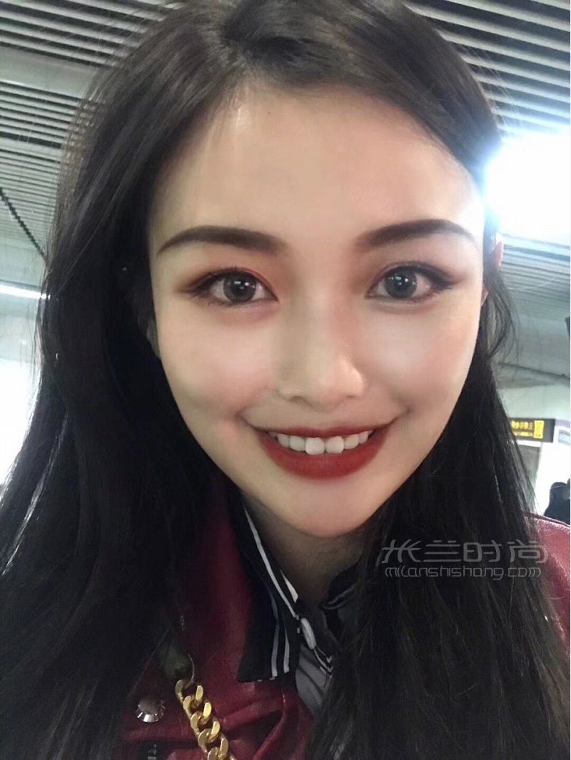 紅唇妝紅皮衣最靚的仔 被朋友夸’高冷’范的造型就這樣誕生了_2