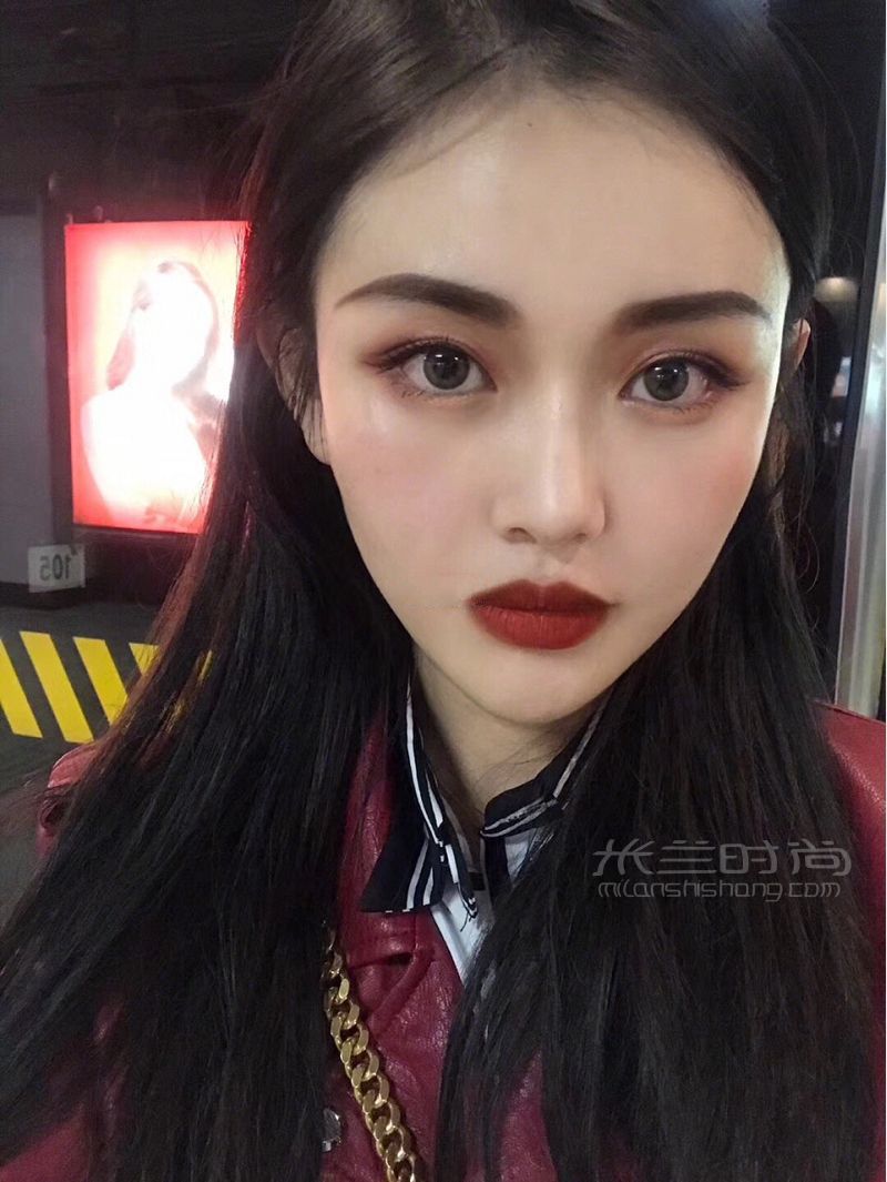 紅唇妝紅皮衣最靚的仔 被朋友夸’高冷’范的造型就這樣誕生了_1