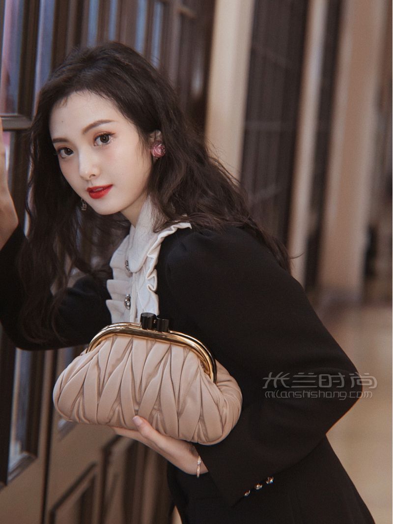 今年的第一場(chǎng)電影是Miu Miu請(qǐng)我看的_3