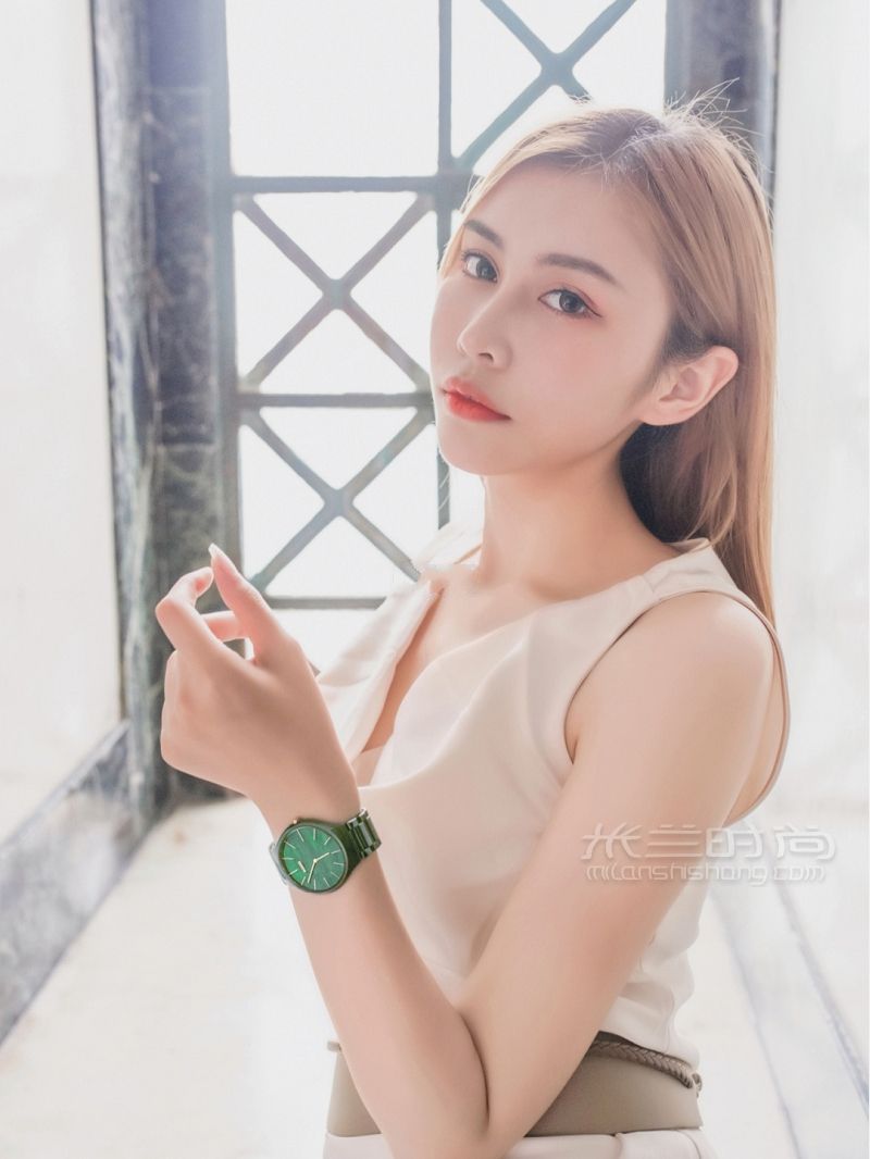 早秋氣質穿搭 選對腕表增添高級時尚感_5