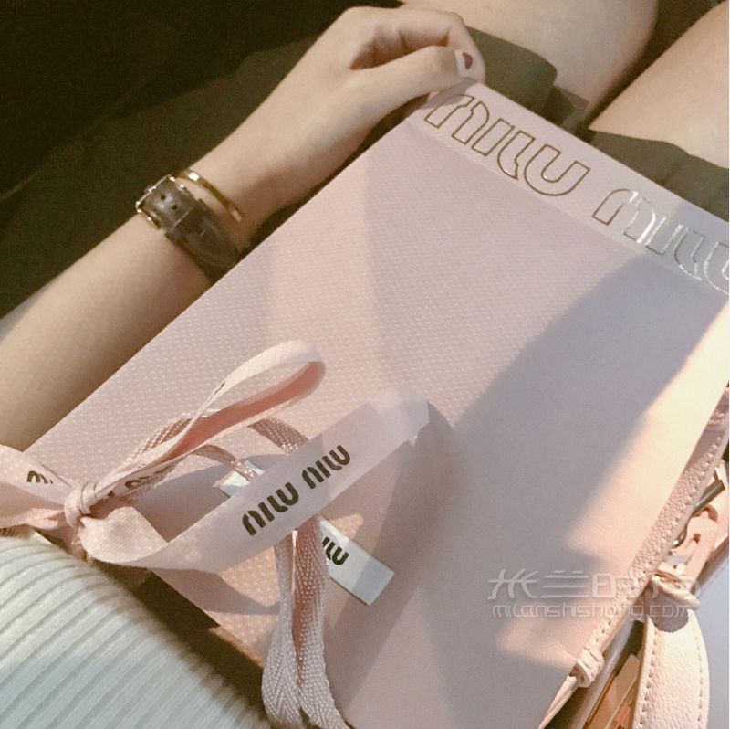 精致的豬豬女孩  Miumiu粉色羊皮卡包_2
