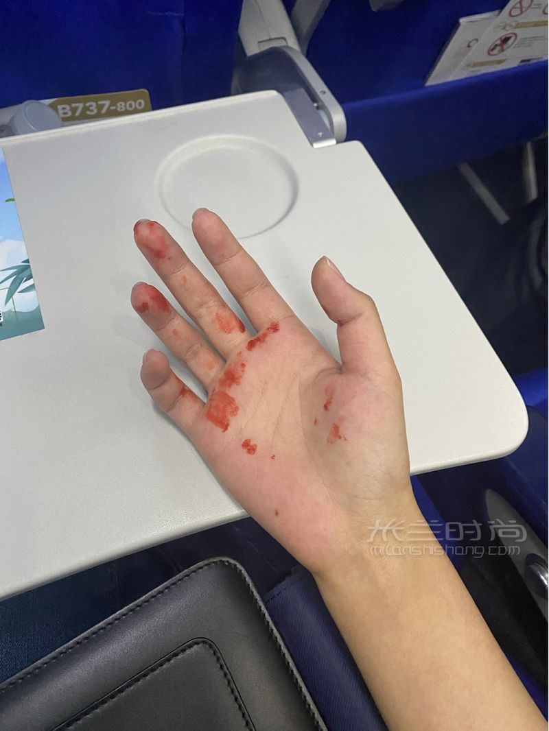 飛機上的阿瑪尼唇釉井噴事件_1